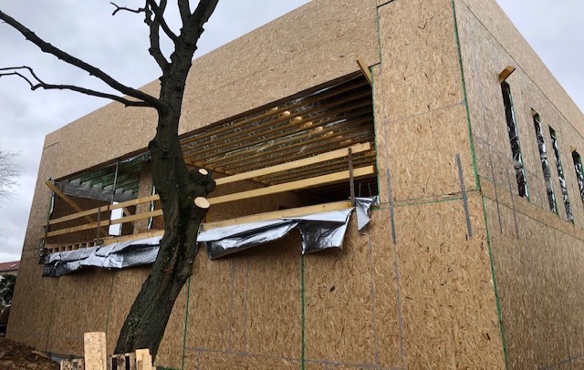 ArchiStructure et Jessica Bernardoff Architecte DPLG réalisent une construction en bois pour la nouvelle Maison de Qartier de Juvisy-sur-Orge. Grandes ouvertures et fenêtres pour laisser rentrer la lumière. Les arbres ont été conservés.
